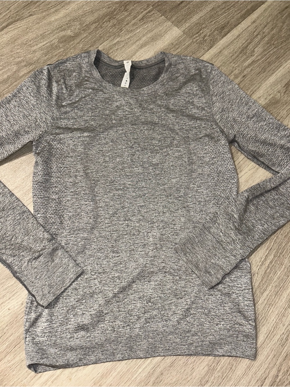 Lululemon women’s Swiftly Tech Long Sleeve Shirt grey heathered size 4 like new